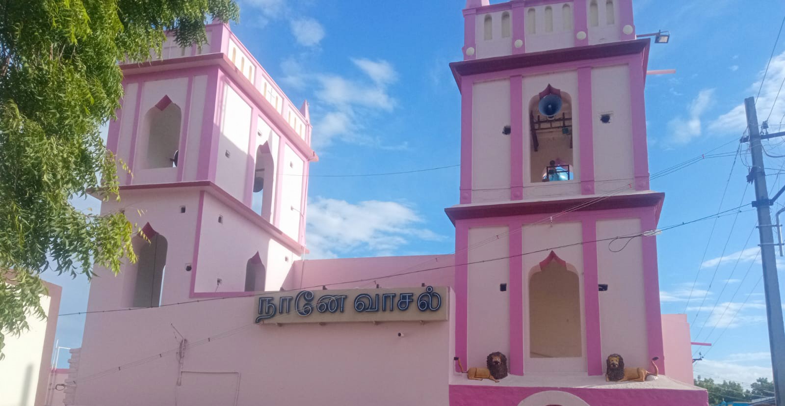 தேவாலயத்தின் இரண்டு கோபுரங்கள்