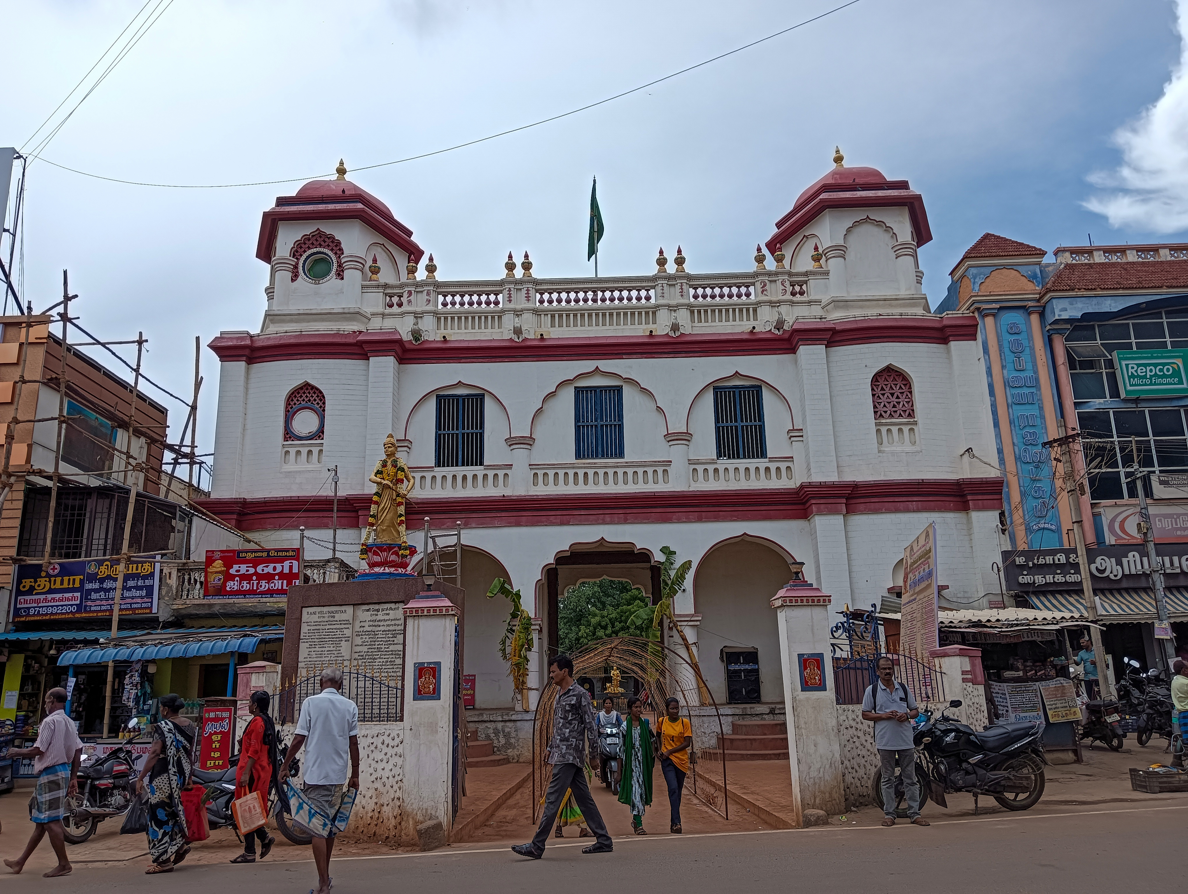 சிவகங்கை அரண்மனையின் வெளிப்புறத் தோற்றம்
