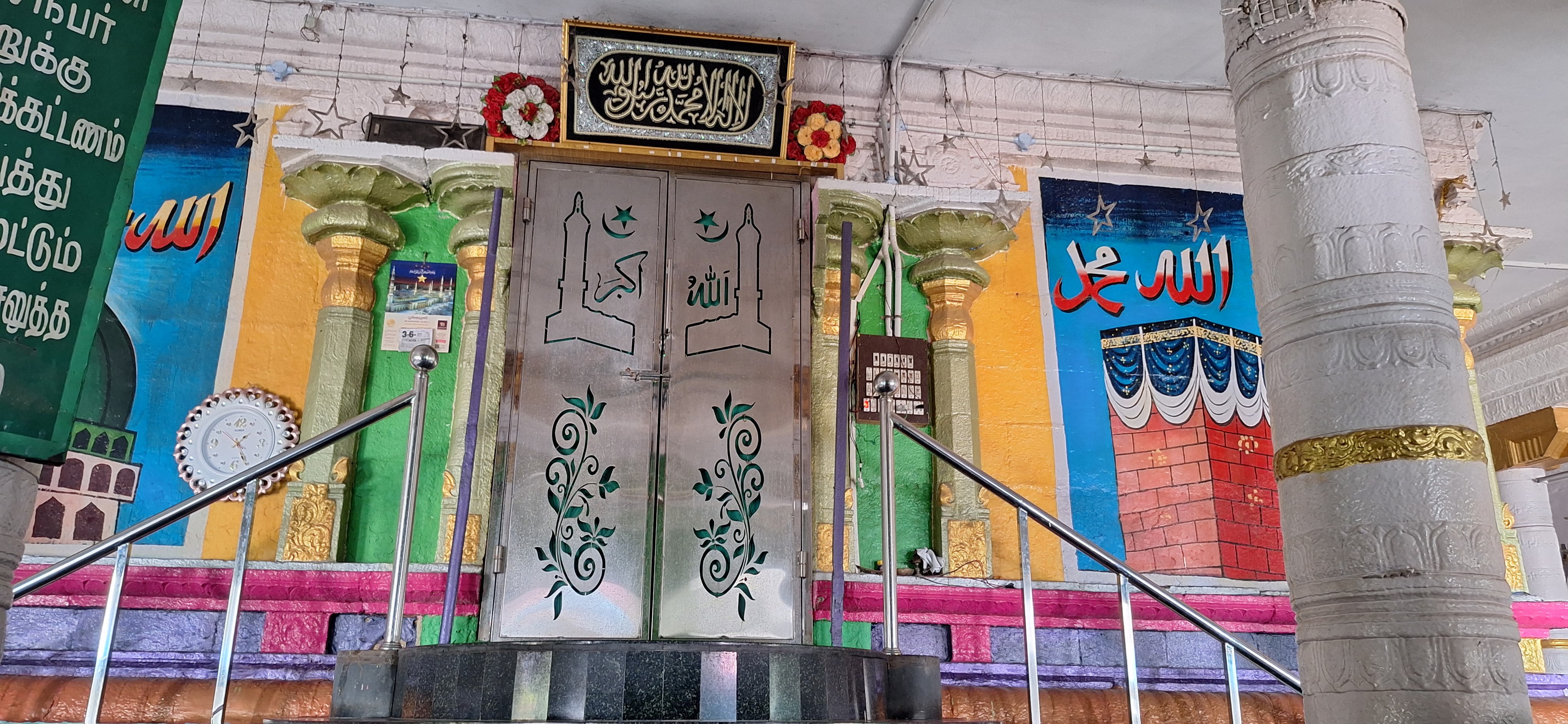 தர்காவின் உட்புறத் தோற்றம்