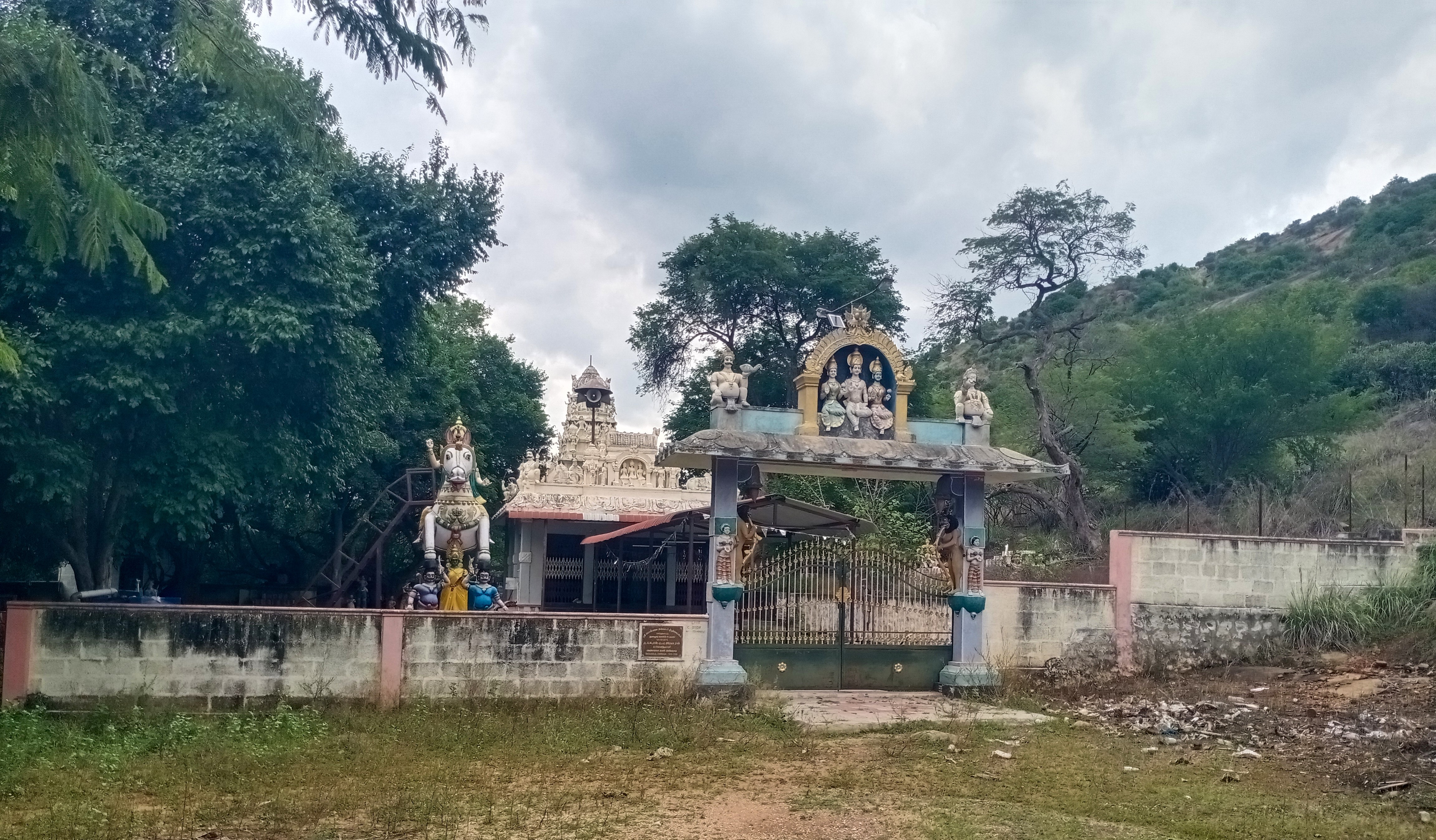 பூரண புஷ்கலா சமேத பொன்மலை ஐயனார் கோயில் வெளிப்புறத் தோற்றம்