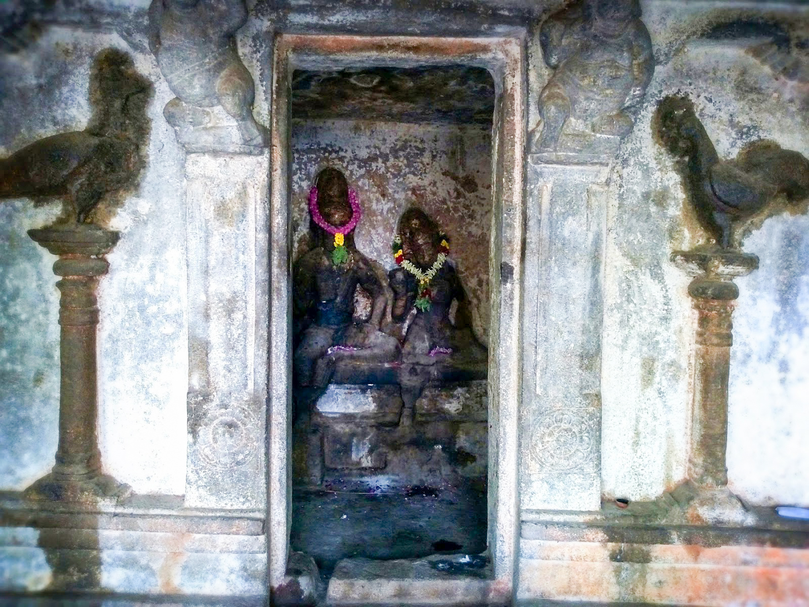 லாடன் கோயில் கருவறை
